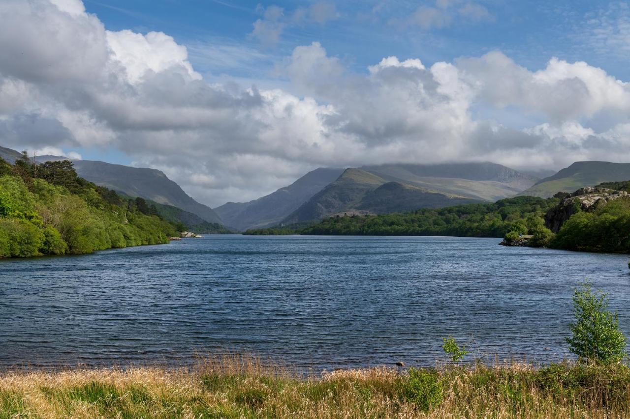 Arlyn, Padarn Lake Viewpoint In Snowdonia 카나번 외부 사진